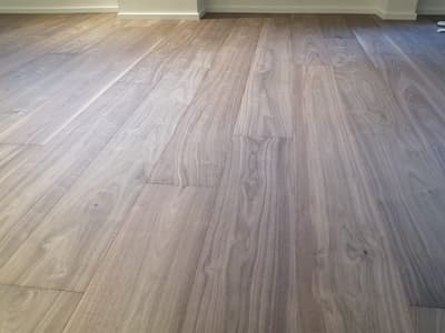 un parquet prefinito in noce americano